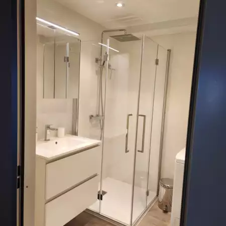 Badkamer met gesloten inloopdouche regendouche kurkvloer De Panne Zeedijk